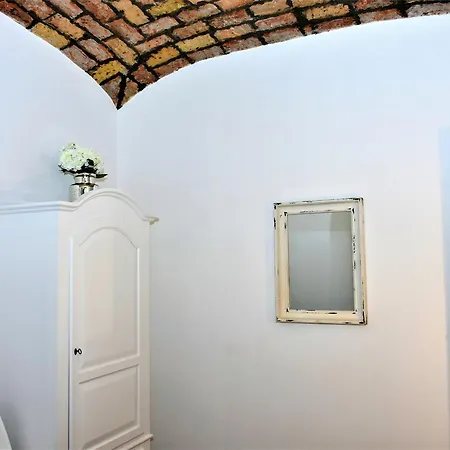 Coliseum Apartment *